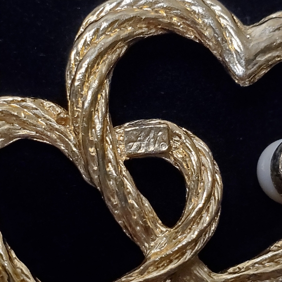Vintage Signed AAI Goldtone Rope Hearts and Faux Pearl  Brooch/Pin - Picture 8 of 8